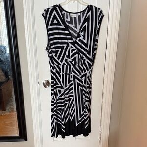 Avenue plus size Black and White Geometric Midi Dress. Perfect for warm weather